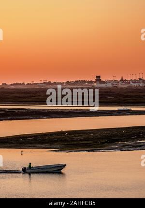 Vue vers le parc naturel Ria Formosa au coucher du soleil, Faro, Algarve, Portugal Banque D'Images