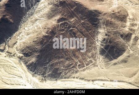 Vue aérienne de l'astronaute. Les lignes de Nazca sont un groupe de très grands géoglyphes formé par des dépressions peu profondes ou incisions faites dans le sol de la N Banque D'Images