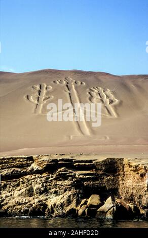 Vue aérienne de la forme du chandelier. Les lignes de Nazca sont un groupe de très grands géoglyphes formé par des dépressions peu profondes ou incisions faites dans le sol o Banque D'Images