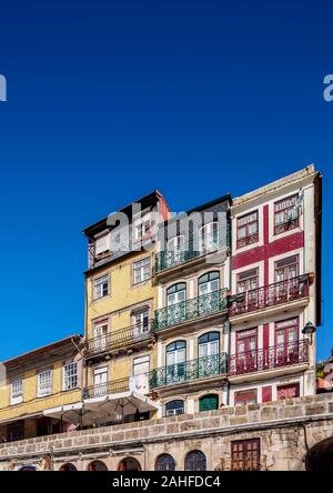 Maisons colorées à Cais da Ribeira, Porto, Portugal Banque D'Images
