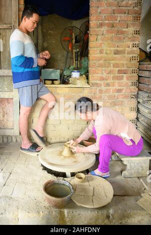 Faire de la poterie traditionnelle en utilisant une roue pied powered Banque D'Images