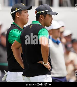 Melbourne, Victoria, Australila. Dec 12, 2019. Byeong Hun Un (L) et Hideki Matsuyama attendre sur la pièce en t au cours du deuxième tour de la Coupe des Présidents au Royal Melbourne Golf Club. Credit : Debby Wong/ZUMA/Alamy Fil Live News Banque D'Images