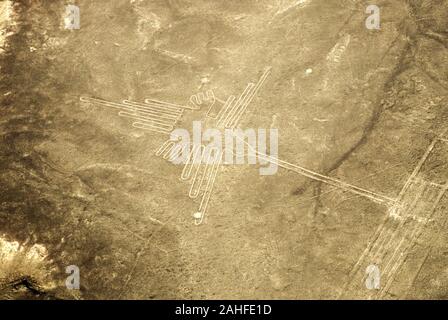 Vue aérienne d'un colibri forme. Les lignes de Nazca sont un groupe de très grands géoglyphes formé par des dépressions peu profondes ou incisions faites dans le sol de Banque D'Images