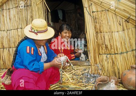 Uro indigènes des îles flottantes Uros, Dame, Lac Titicaca, région de Puno, Pérou Banque D'Images