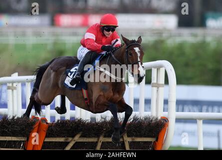 Irlande orageux monté par Paul Townend claire courses de la dernière sur la façon de gagner l'avènement d'avion Irish EBF Hurdle juments pendant quatre jours de la fête de Noël à l'hippodrome de Leopardstown. Banque D'Images