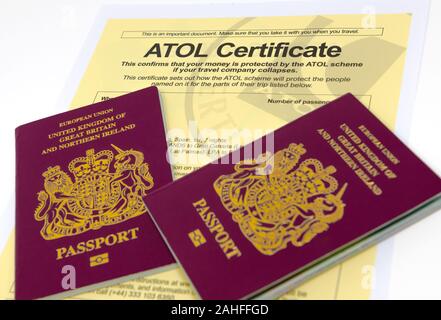 Deux passeports britanniques avec un certificat de l'ATOL. Banque D'Images