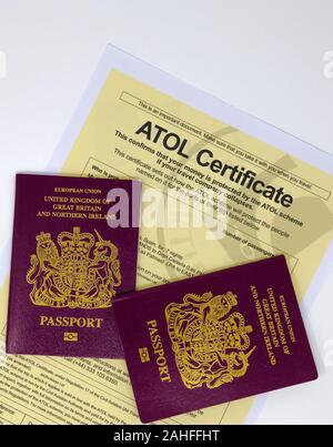 Deux passeports britanniques avec un certificat de l'ATOL. Banque D'Images