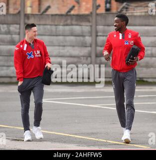 Nottingham, Royaume-Uni. Dec 29, 2019. Joe Lolley (23) La forêt de Nottingham et Sammy Ameobi (19) La forêt de Nottingham arrive à venir du ciel parier match de championnat entre Nottingham Forest et Wigan Athletic au City Ground de Nottingham, le dimanche 29 décembre 2019. (Crédit : Jon Hobley | MI News) photographie peut uniquement être utilisé pour les journaux et/ou magazines fins éditoriales, licence requise pour l'usage commercial Crédit : MI News & Sport /Alamy Live News Banque D'Images