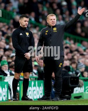 Gestionnaire celtique Neil Lennon (à droite) des gestes sur la ligne de touche pendant le match de championnat écossais de Ladbrokes Celtic Park, Glasgow. Banque D'Images