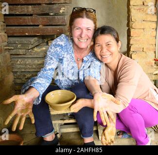 Faire de la poterie traditionnelle en utilisant une roue pied powered Banque D'Images