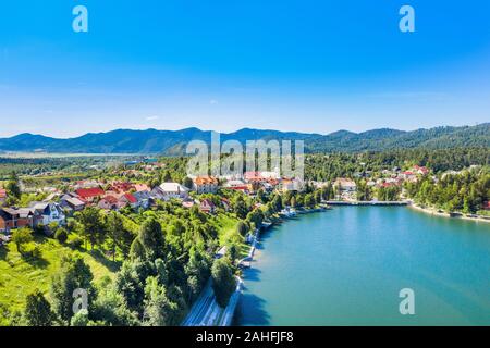 La Croatie, la belle ville de Fuzine, sur le lac Bajer, Gorski kotar, vue aérienne de drone Banque D'Images