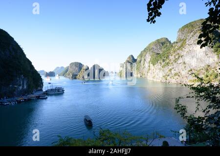 Ha Long Bay, l'un des paysages les plus pittoresques au monde. Situé dans le nord du Vietnam Banque D'Images