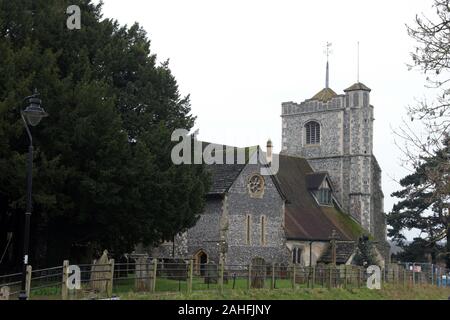 Leatherhead Church, Parish Church of St. Mary and St. Nicholas, le plus ancien bâtiment de Leatherhead, Surrey, Royaume-Uni avec construction à l'entrée 2019 Banque D'Images