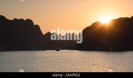 Ha Long Bay, l'un des paysages les plus pittoresques au monde. Situé dans le nord du Vietnam Banque D'Images