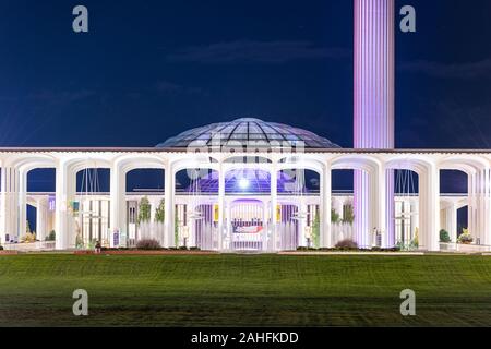 ALBANY, NEW YORK, USA - 7 octobre 2016 : l'Université d'État de New York (SUNY) pendant la nuit. Albany est l'un des quatre centres de l'université de SUNY. Banque D'Images