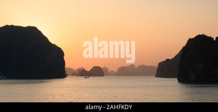 Ha Long Bay, l'un des paysages les plus pittoresques au monde. Situé dans le nord du Vietnam Banque D'Images