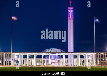 ALBANY, NEW YORK, USA - 7 octobre 2016 : l'Université d'État de New York (SUNY) pendant la nuit. Albany est l'un des quatre centres de l'université de SUNY. Banque D'Images