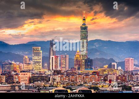 Taipei, Taïwan urban cityscape au crépuscule vers le quartier financier de Xinyi au crépuscule. Banque D'Images