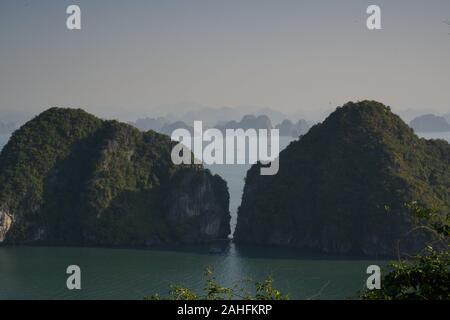 Ha Long Bay, l'un des paysages les plus pittoresques au monde. Situé dans le nord du Vietnam Banque D'Images