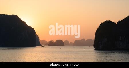 Ha Long Bay, l'un des paysages les plus pittoresques au monde. Situé dans le nord du Vietnam Banque D'Images