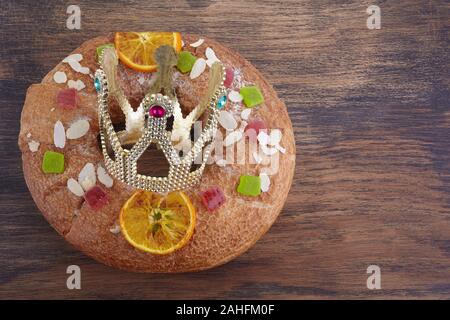 Gâteau des rois de l'Épiphanie, gâteau, Roscon de Reyes ou Rosca de reyes sur table en bois Banque D'Images