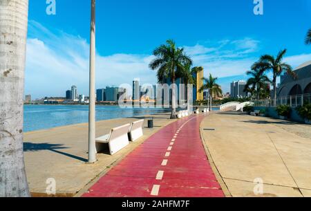 Luanda, Angola - 15 décembre 2019: Les gens marchant une journée ensoleillée à la baie de Luanda. Illustration éditoriale. Banque D'Images