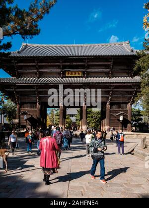 Temple Todai-ji à Nara, Japon : Vue de la Nandaimon Porte Sud Banque D'Images