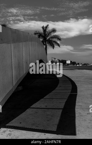 Luanda, Angola - 15 décembre 2019: Les gens marchant une journée ensoleillée à la baie de Luanda. Illustration éditoriale. Banque D'Images