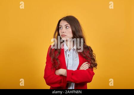 Woman in fashion shirt veste et laissant les mains croisées, à côté Banque D'Images