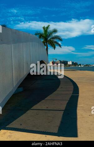 Luanda, Angola - 15 décembre 2019: Les gens marchant une journée ensoleillée à la baie de Luanda. Illustration éditoriale. Banque D'Images