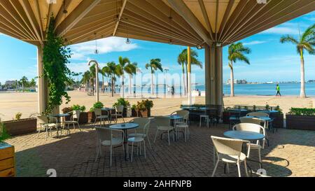 Luanda, Angola - 15 décembre 2019:vue d'un restaurant à Luanda Bay. Illustration éditoriale. Banque D'Images