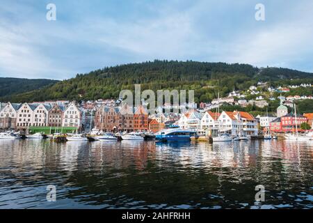 Bergen, Norvège - 05 juillet 2018 : voir des bâtiments historiques en quai hanséatique de Bryggen, classé au Patrimoine Mondial de l'UNESCO Banque D'Images