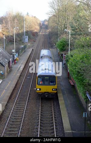 Une classe à Huddersfield Sheffield Pacer 144 Metro train s'arrête à la gare sans pilote Stocksmoor dans le West Yorkshire, Angleterre Banque D'Images