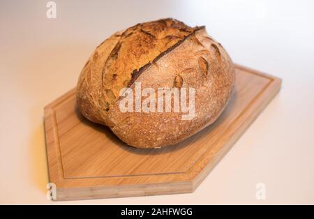 Du pain fraîchement cuit à base d'ingrédients biologiques juste à l'extérieur du four. Banque D'Images