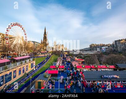 Princes Street Gardens, Édimbourg, Écosse, Royaume-Uni. 29 décembre 2019. Les fêtes de Noël : sunshine dans le centre-ville avec une vue donnant sur le parc, les étals du marché de Noël et le Scott Monument Banque D'Images