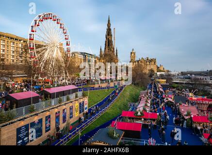 Princes Street Gardens, Édimbourg, Écosse, Royaume-Uni. 29 décembre 2019. Les fêtes de Noël : sunshine dans le centre-ville avec une vue donnant sur le parc, les étals du marché de Noël et le Scott Monument Banque D'Images