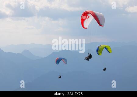 Parapente à Monte Baldo, dans le nord de l'Italie Banque D'Images