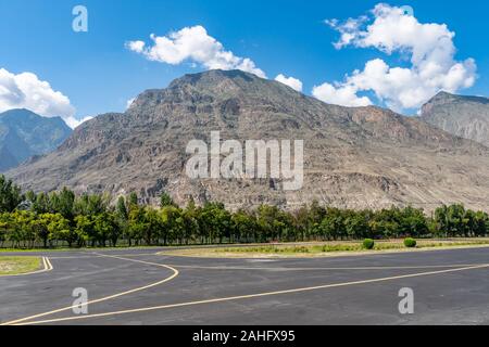 L'aéroport domestique de Gilgit Piste vide avec vue pittoresque sur la montagne un ciel bleu ensoleillé Jour Banque D'Images