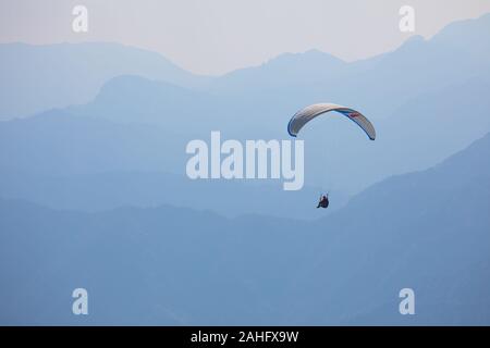 Parapente à Monte Baldo, dans le nord de l'Italie Banque D'Images