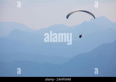 Parapente à Monte Baldo, dans le nord de l'Italie Banque D'Images