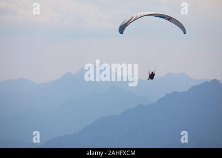 Parapente à Monte Baldo, dans le nord de l'Italie Banque D'Images