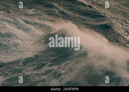 De grosses vagues de la pulvérisation en jour très venteux en hiver Banque D'Images