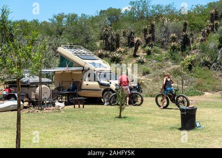 Swellendam, Western Cape, Afrique du Sud, décembre 2019. Couple avec des cycles sur un camping le long de la Garden Route à Swellendam, Afrique du Sud Banque D'Images