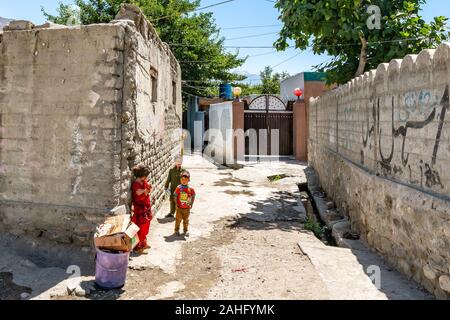 Gilgit groupe de petits enfants joue au quartier résidentiel Route sur un ciel bleu ensoleillé Jour Banque D'Images