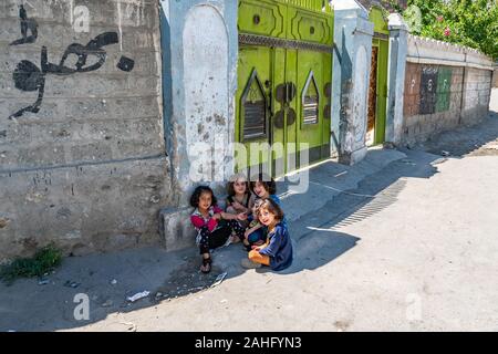 Groupe Gilgit de petites filles joue au quartier résidentiel Route sur un ciel bleu ensoleillé Jour Banque D'Images