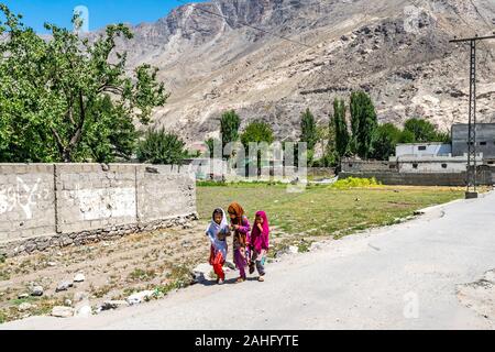 Groupe Gilgit de petites filles Marche à zone résidentielle Road sur un ciel bleu ensoleillé Jour Banque D'Images