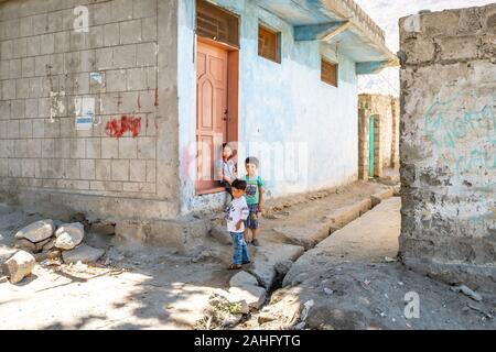 Gilgit Groupe des petits garçons joue au quartier résidentiel sur la route un jour de Ciel bleu ensoleillé Banque D'Images