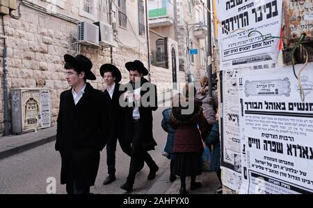 Jérusalem, Israël. Dec 29, 2019. Les juifs ultra-orthodoxes à pied dans le quartier de Mea Shearim à Jérusalem, dimanche, 29 décembre 2019. Les juifs de New York ont connu une hausse rapide des attaques antisémites en décembre, entraînant la peur au sein de la communauté juive. Photo par Debbie Hill/UPI UPI : Crédit/Alamy Live News Banque D'Images