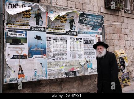 Jérusalem, Israël. Dec 29, 2019. Un Juif ultra-orthodoxes des promenades dans le quartier de Mea Shearim à Jérusalem, dimanche, 29 décembre 2019. Les juifs de New York ont connu une hausse rapide des attaques antisémites en décembre, entraînant la peur au sein de la communauté ultra-orthodoxes. Photo par Debbie Hill/UPI UPI : Crédit/Alamy Live News Banque D'Images