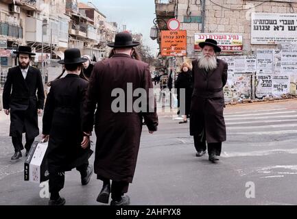 Jérusalem, Israël. Dec 29, 2019. Les juifs ultra-orthodoxes à pied dans le quartier de Mea Shearim à Jérusalem, dimanche, 29 décembre 2019. Les juifs de New York ont connu une hausse rapide des attaques antisémites en décembre, entraînant la peur au sein de la communauté juive. Photo par Debbie Hill/UPI UPI : Crédit/Alamy Live News Banque D'Images